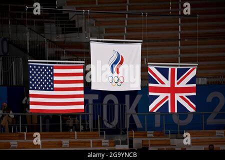 Siegerehrung, die Flaggen der Mannschaft sind gehisst, von links: USA, 2. Platz, Silbermedaille, Silbermedaille, Silbermedaillengewinnerin, Silbermedaillengewinnerin, ROC-Sieger, Sieger, Olympiasieger, 1. Platz, Goldmedaille, Goldmedaillengewinnerin, Olympiasieger, Goldmedaillengewinnerin, gbr 3. Platz, Bronzemedaille, Bronzemedaille, Bronzemedaillengewinnerin, Bronzemedaillengewinnerin Feature, Symbolfoto, Randmotiv, Gymnastik, Mannschaftswettbewerb rund um Frauen, Kunstturnen, Gymnastik Frauenmannschaft, Mannschaftswettbewerb Frauen 07 27/2021/`s, Ariake Gymnastik Center. Olympische Sommerspiele 2020, ab 23.07. - 08.08.2021 in Tokio/Japan. Â Stockfoto